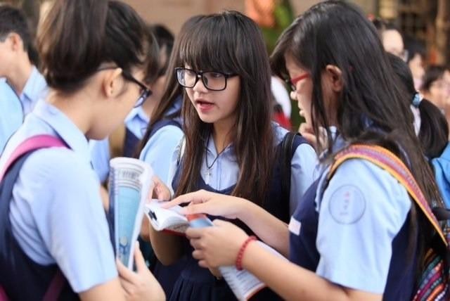 Cuộc chiến vỉa hè, ngả nón chào xe tang vào đề thi văn