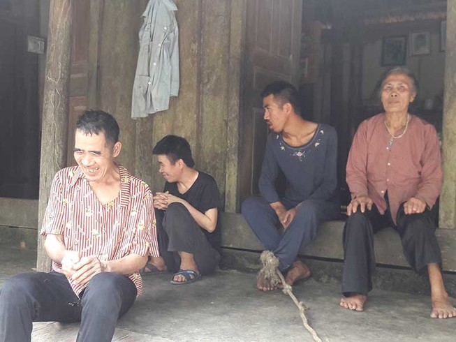 Bà mẹ 80 tuổi nuôi 6 người con điên