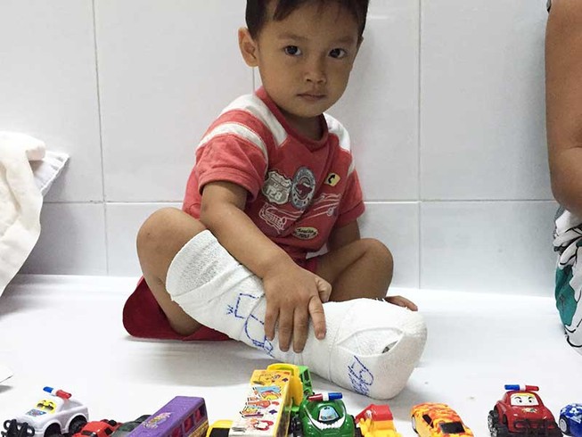 Bác sĩ mua đồ chơi cho bệnh nhi