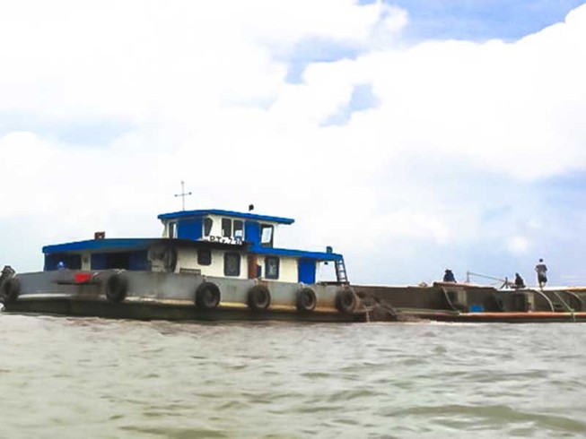 Ngang nhiên khai thác cát trước mặt công an