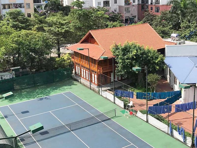 Nhà sàn cùng sân tennis ‘mọc’ trong trường học