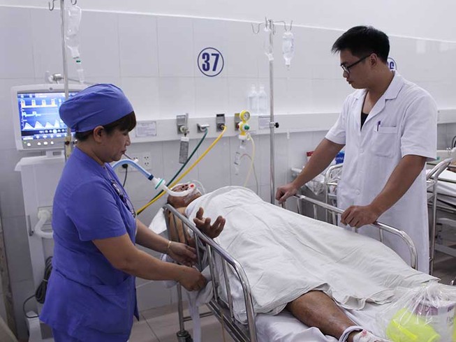 Hy hữu: Ngã cầu thang, vỏ chai nước lọt vào lồng ngực