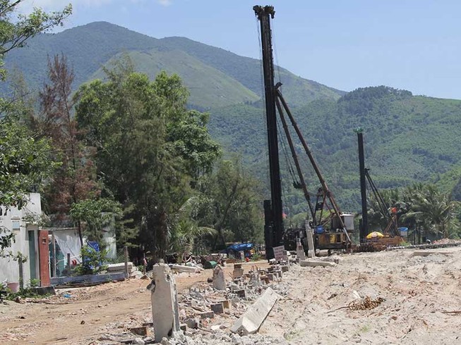 Hàng trăm nhà dân bị nứt do thi công kè biển