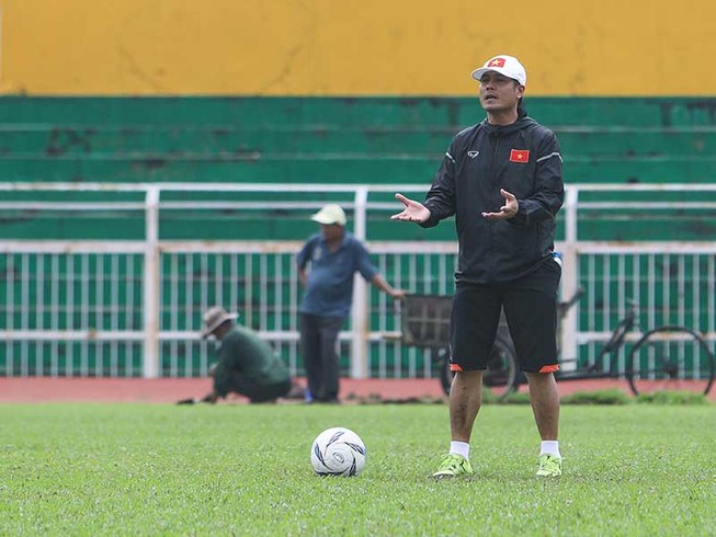 Ai ép HLV Hữu Thắng đưa trẻ U-20 lên tuyển?