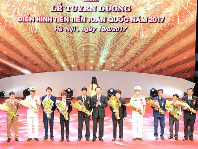 Long trọng lễ tuyên dương điển hình toàn quốc 2017