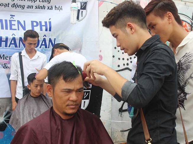 Tiệm cắt tóc 0 đồng ngay bãi đất hoang