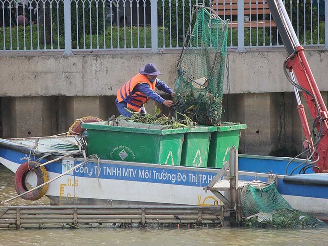 Nhọc nhằn đời công nhân vệ sinh