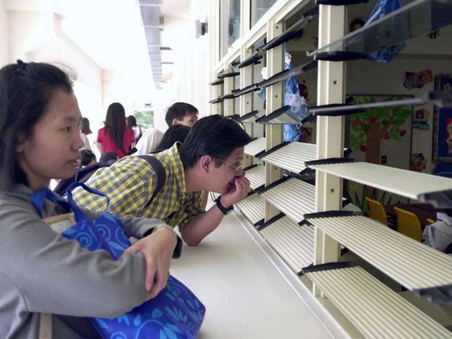 Đau đầu vì cha mẹ ‘úm’ con