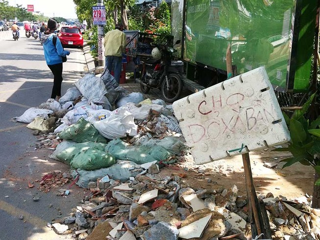 Hình ảnh phản cảm ở trạm xe buýt