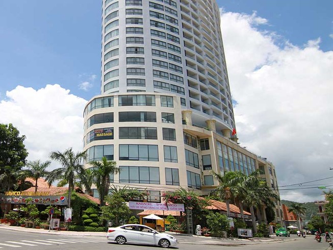 Khách sạn Bavico Nha Trang cãi lệnh cấm, vẫn đón khách