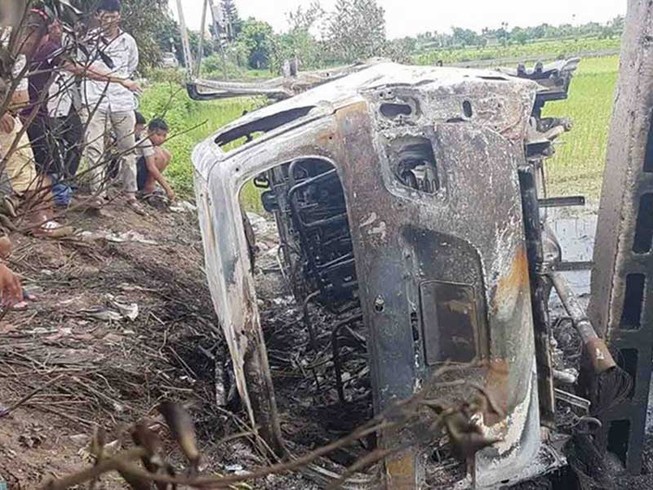 Nghi thôi miên, cả ngàn người vây đốt ô tô