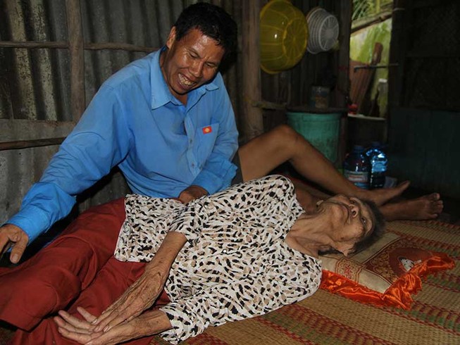 Người con điên nuôi mẹ già 90 tuổi...