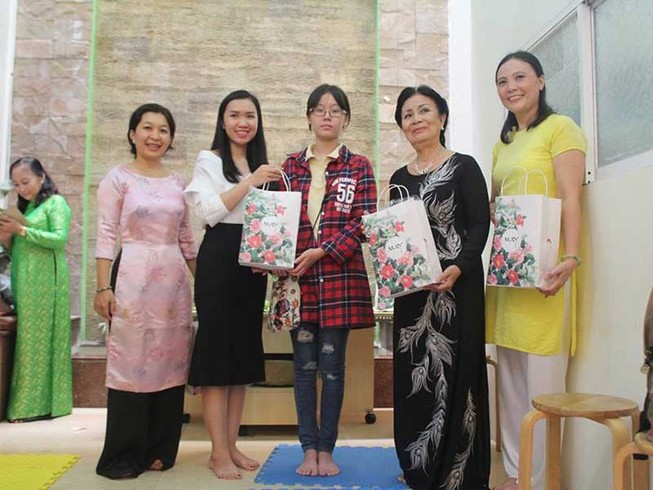 Áo dài chuyền tay cho nữ sinh THPT