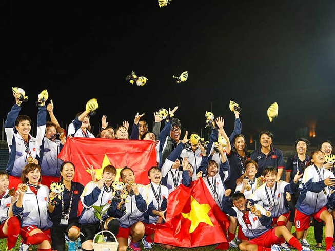 Các cô gái vàng Việt Nam ‘gỡ gạc’ cho bóng đá nam