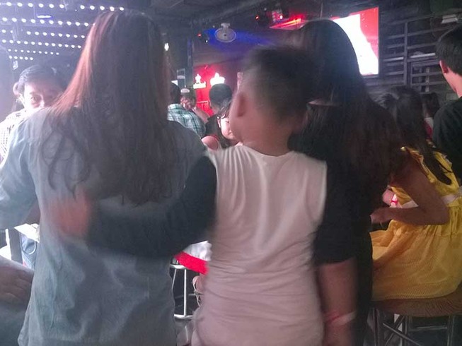 Choáng vì cho trẻ em vào bar để… vui chơi