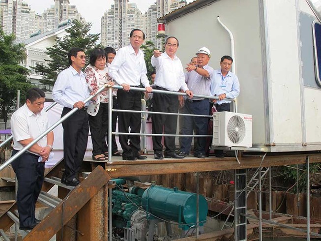 Bí thư Nguyễn Thiện Nhân kiểm tra máy bơm chống ngập