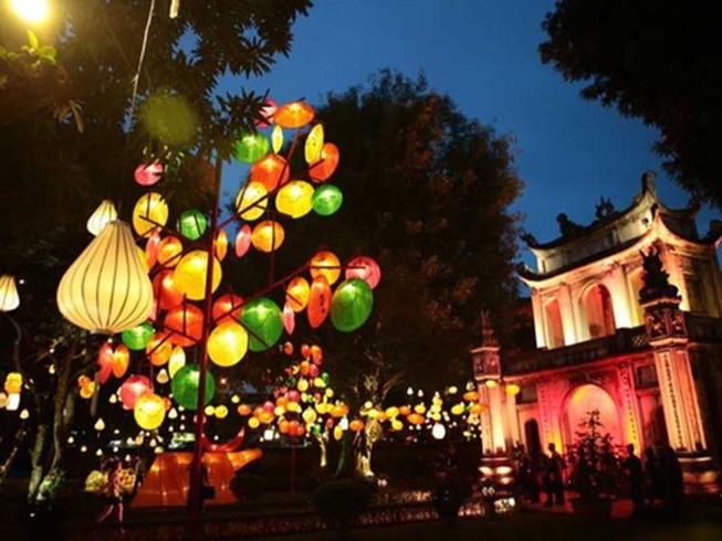 Văn Miếu lung linh trong đêm ‘Thu vọng nguyệt’