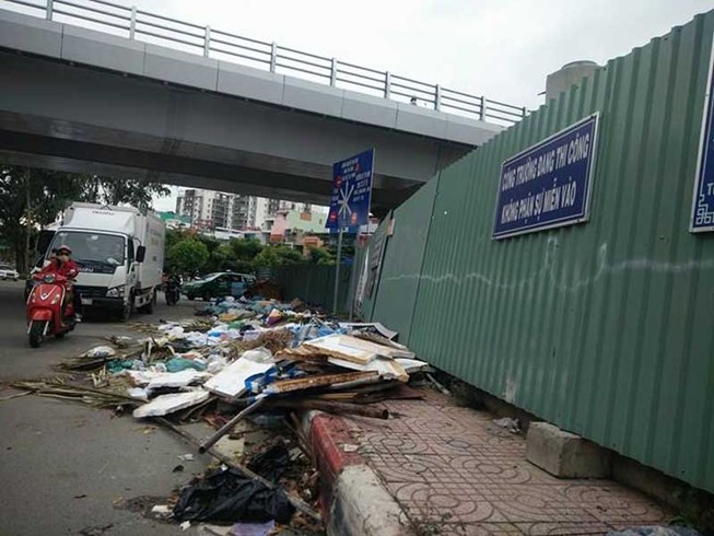 ‘Bẫy’ rác ngay vòng xoay