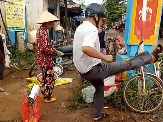 Xin lỗi dân vụ trưởng công an đá thau cá