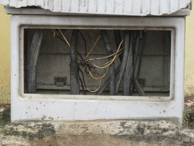 Góc ảnh: Tủ điện mất nắp