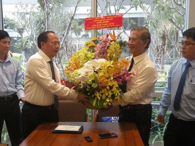 Lãnh đạo TP.HCM thăm nhà giáo tiêu biểu