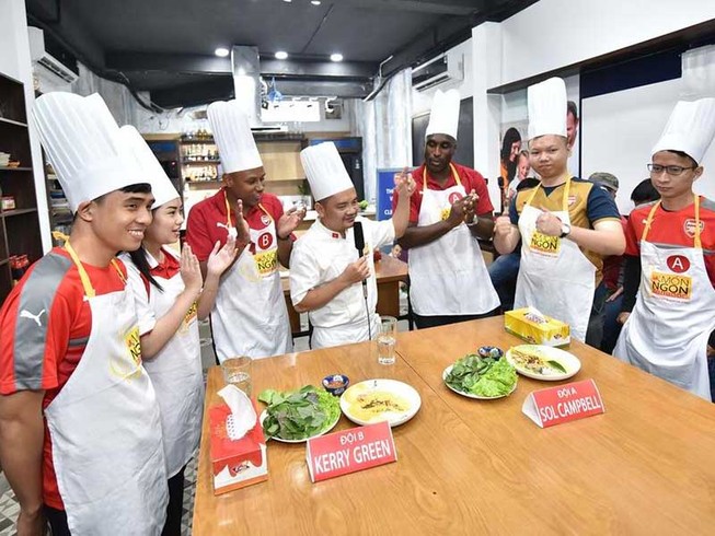 Sol Campbell ‘ghi bàn’ sau 20 phút làm… bánh xèo