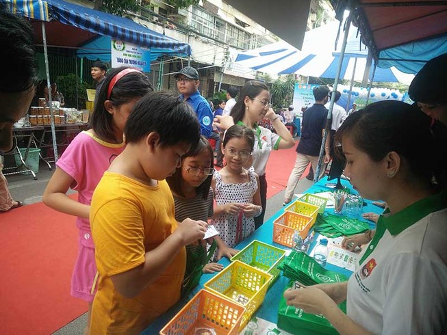 Mang rác tới, rinh quà về