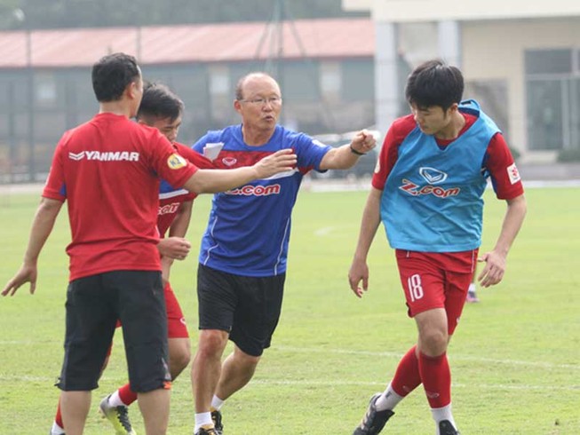 Thầy trò HLV Park Hang-seo sang Thái thử lửa
