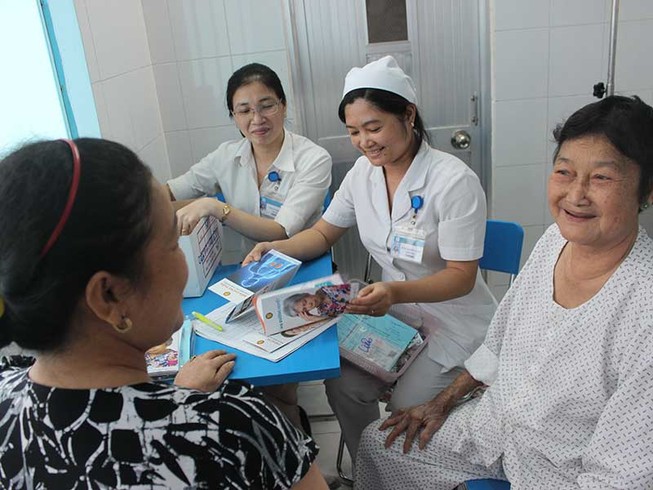 Đến tận giường thu viện phí