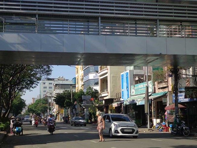 Cầu vượt đi bộ: Ngốn tiền tỉ, chả mấy ai đi