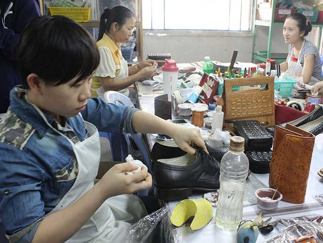 Người lao động trông ngóng thưởng Tết