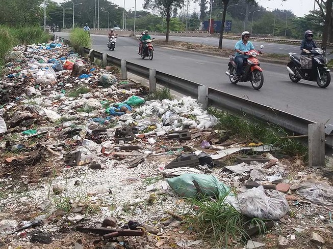 Không khỏe nổi vì đường phố ngập rác