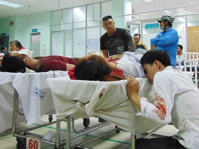 Chồng khóc nghẹn vì gây tai nạn cho vợ