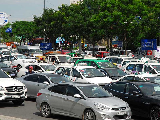 Sẽ cẩu các ô tô dừng đỗ gây kẹt xe Tân Sơn Nhất
