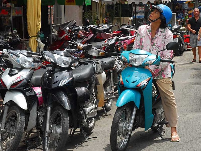 Dẹp bãi xe ở quận 1: Không thể ‘đùng một cái’