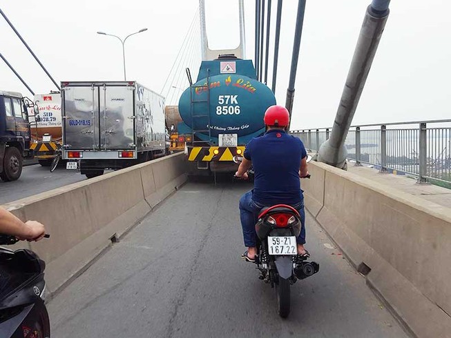 Xe bồn nghênh ngang trong làn xe máy