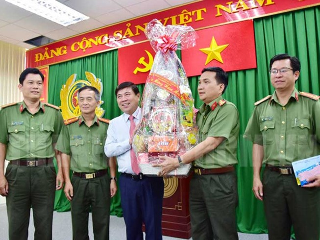 Chủ tịch TPHCM Nguyễn Thành Phong chúc Tết nhiều đơn vị