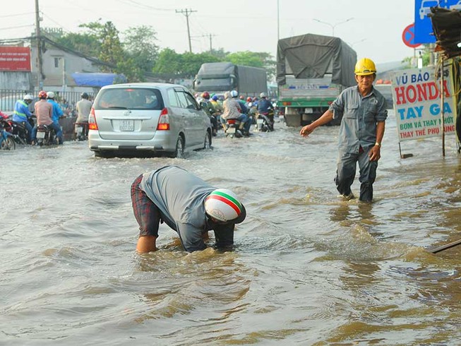 Quốc lộ 1 ngập sâu vì… khu đất trống