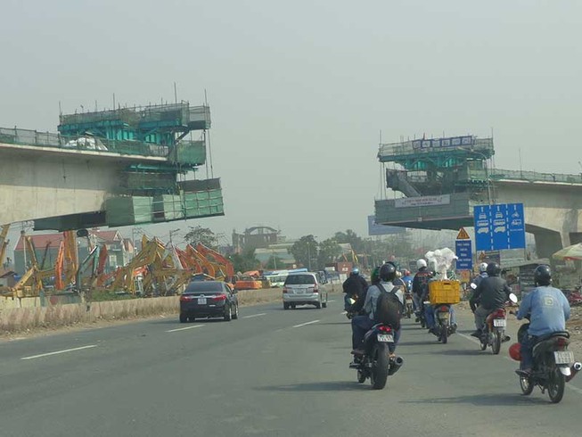 Vì sao xa lộ Hà Nội tiếp tục ‘trễ hẹn’?