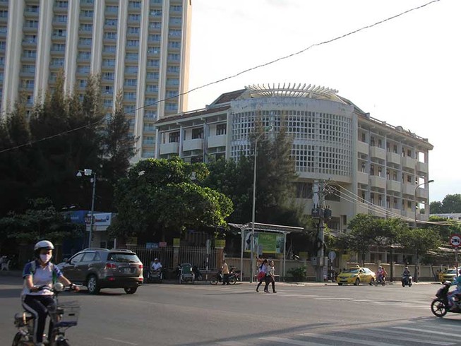 Ngừng dự án đổi đất vàng lấy trường học