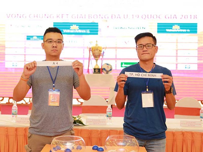 Các tuyển thủ U-23 dự khai mạc cổ vũ đàn em