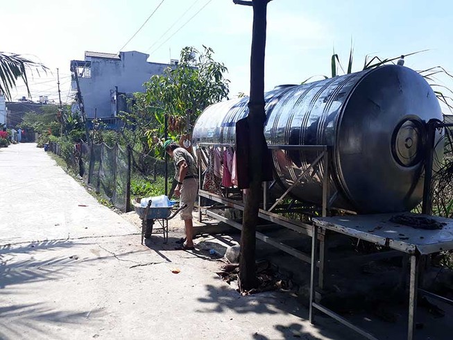 Cả xóm chia nhau một bồn nước sạch