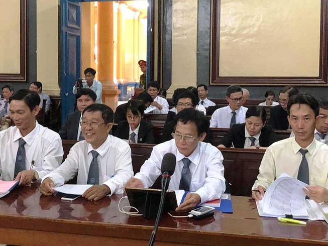 Luật sư đang ngồi tòa bị xóa tên, tính sao?