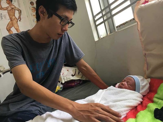 Tấm lòng của người dưng với bé trai bị bỏ rơi