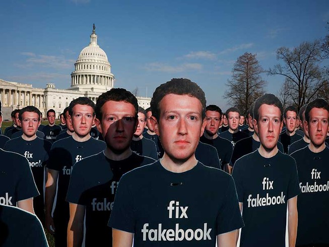 Ông chủ Facebook giữa muôn trùng vây
