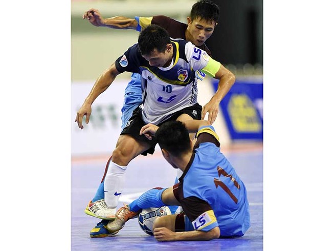 Bầu Tú chơi futsal như bầu Hiển ở V-League
