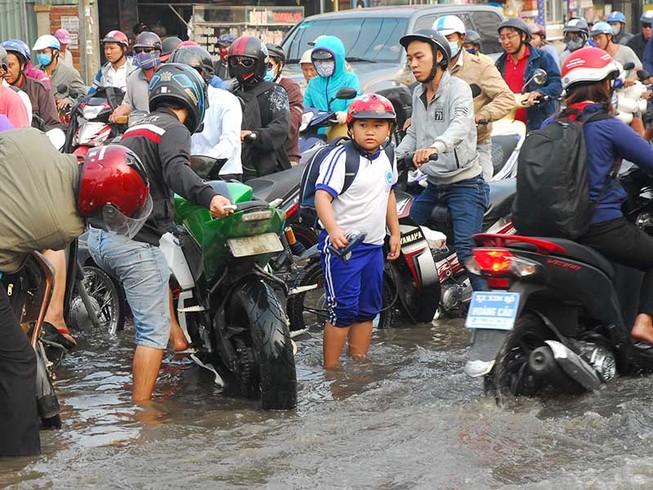 TP.HCM: Ngập bủa vây do thiếu tiền?