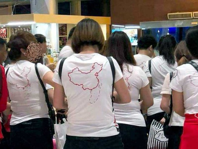 Không chấp nhận du khách mặc áo in hình ‘đường lưỡi bò’