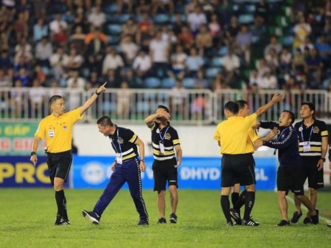 Trọng tài ‘sợ chết’!