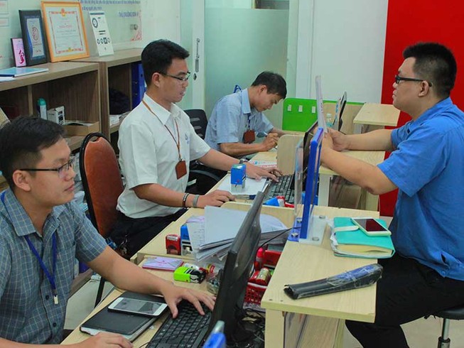 Cán bộ làm thêm giờ để dân bớt cực